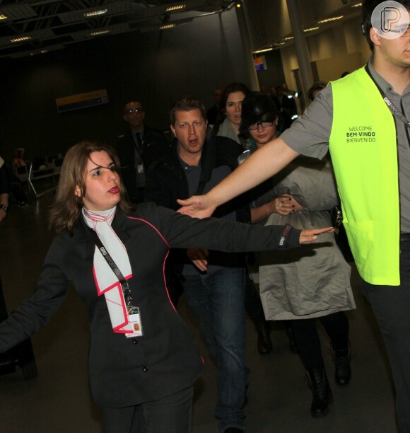 Demi Lovato precisa da ajuda de seguranças para andar no aeroporto de São Paulo