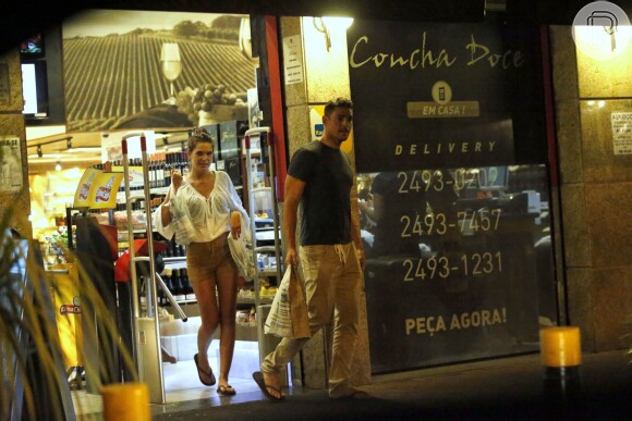 Mariana Goldfarb e Cauã Reymond flagrados pelos paparazzi quando compravam vinhos