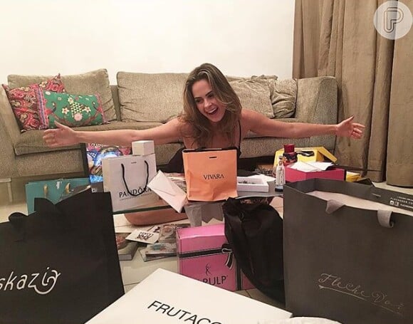 Ana Paula Renault publicou em seu Instagram uma foto em que aparece sentada com os presentes entregues pelos fãs