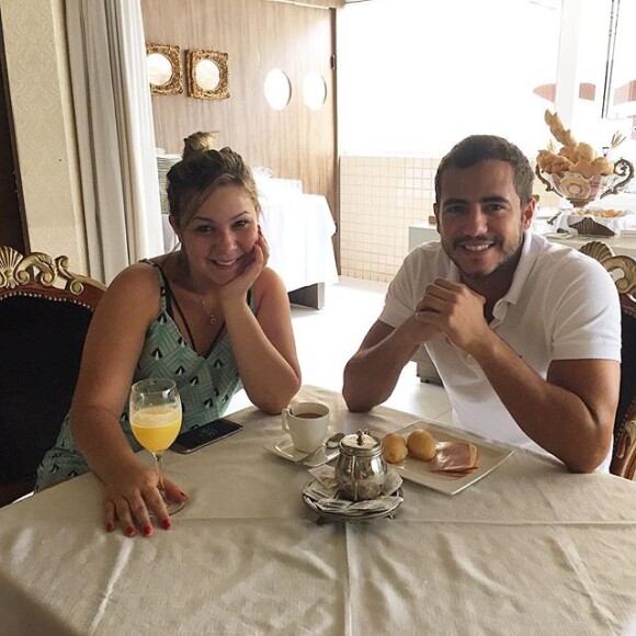 Depois dos chamegos na cama, Matheus e Maria Claudia foram tomar café no hotel onde estão hospedados