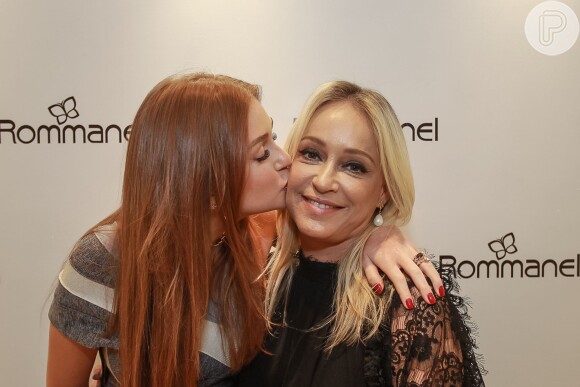 Marina Ruy Barbosa beija a mãe, Gioconda Ruy Barbosa, em lançamento de coleção de joias folheadas em São Paulo, no domingo, 1º de maio de 2016