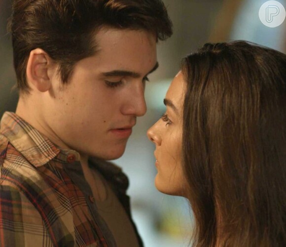 Rodrigo tenta se aproximar de Luciana, mas a garota inventa que está com um novo namorado, no capítulo que vai ao ar dia 9 de maio de 2016, na novela 'Malhação'