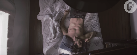 Tiago Iorc, ex-namorado de Isabelle Drummond, aparece sem camisa em novo clipe de Sandy, da música 'Me Espera'
