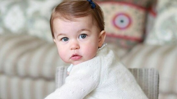 Princesa Charlotte ganha chocalho de ouro de R$ 155 mil em aniversário de 1 ano
