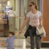 Alinne Moraes se diverte com o filho, Pedro, durante passeio no shopping