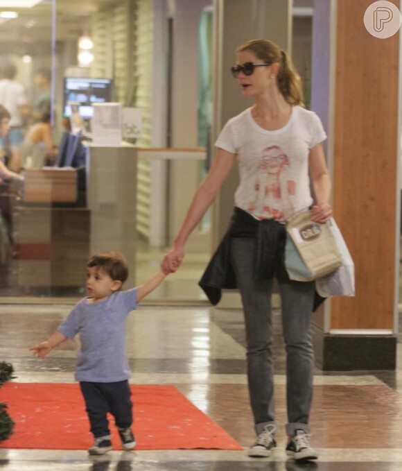 Alinne Moraes se diverte com o filho, Pedro, durante passeio no shopping