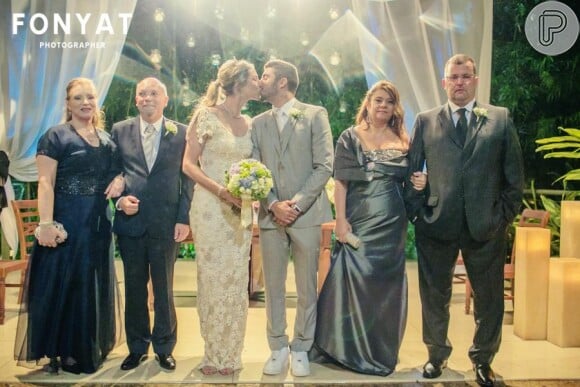 Luana Piovani e Pedro Scooby trocam beijos apaixonados na festa de casamento, que aconteceu no dia 26 de julho de 2013, na Casa das Canoas, em São Conrado, na Zona Sul do Rio de Janeiro