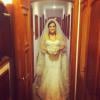 Perlla posa com seu vestido de noiva momentos antes do casamento religioso