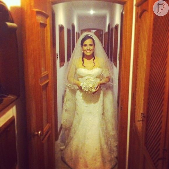 Perlla posa com seu vestido de noiva momentos antes do casamento religioso