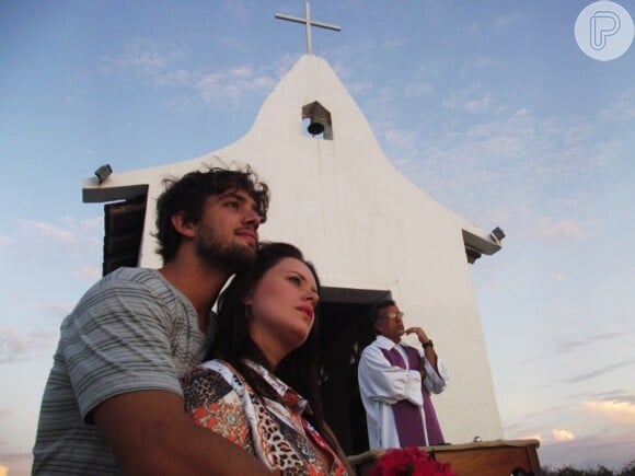 Rafael Cardoso fez um casamento supresa para Mariana Bridi durante uma viagem do casal para Fernando de Noronha, em março de 2013