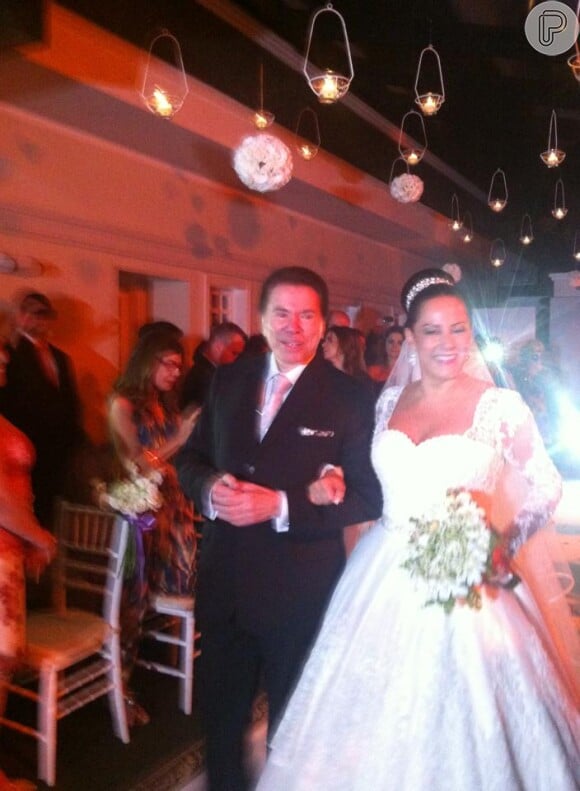 Silvia Abravanel entrou na cerimônia com o pai, Silvio Santos. O casamento  aconteceu na casa dela, no bairro de Moema, em São Paulo