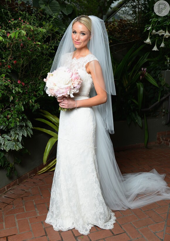 A atriz Katrina Bowden casou com um véu em camadas