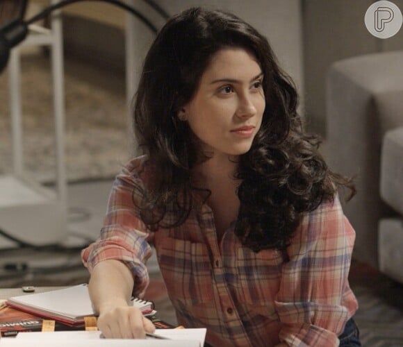 Débora (Olivia Torres) não acredita em Charles (Raphael Sander) e decide ir morar com Suely (Danielle Winits), na novela 'Totalmente Demais'