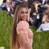 Beyoncé virou alvo de críticas de internautas ao apostar em um vestido de látex Givenchy: 'Camisinha cravejada'