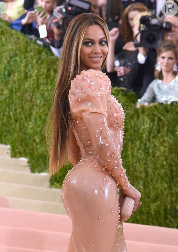 Beyoncé virou alvo de críticas de internautas ao apostar em um vestido de látex Givenchy: 'Camisinha cravejada'