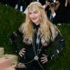 Vestido usado pela cantora Madonna no baile de gala do MET é da grife Givenchy