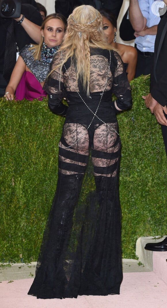 Madonna deixa bumbum à mostra em look Givenchy no baile de gala do MET, em 2 de maio de 2016