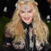 O look de Madonna também contou com transparência nos seios