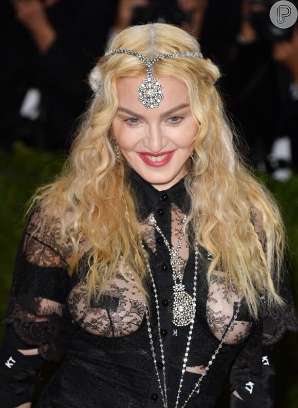 O look de Madonna também contou com transparência nos seios