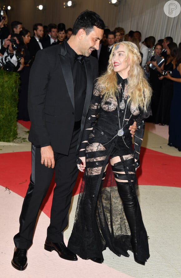 Madonna foi ao baile do MET 2016 acompanhada de Riccardo Tisci, diretor artístico da Givenchy