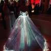 Claire Danes vai ao baile de gala do MET com look que brilha no escuro. Evento aconteceu na segunda-feira, 02 de maio de 2016