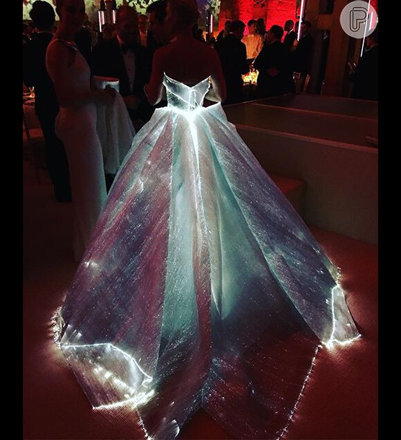 Claire Danes vai ao baile de gala do MET com look que brilha no escuro. Evento aconteceu na segunda-feira, 02 de maio de 2016