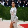 Kim Kardashian se juntou ao time de estrelas que passou pelo tapete vermelho do baile de gala do MET 2016, nesta segunda-feira, 2 de maio de 2016, em Nova York