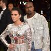 Usando lentes de contato na cor verde, Kanye West, marido de Kim Kardashian, chamou a atenção no Met Gala, em Nova York, nesta segunda-feira, 2 de maio de 2016