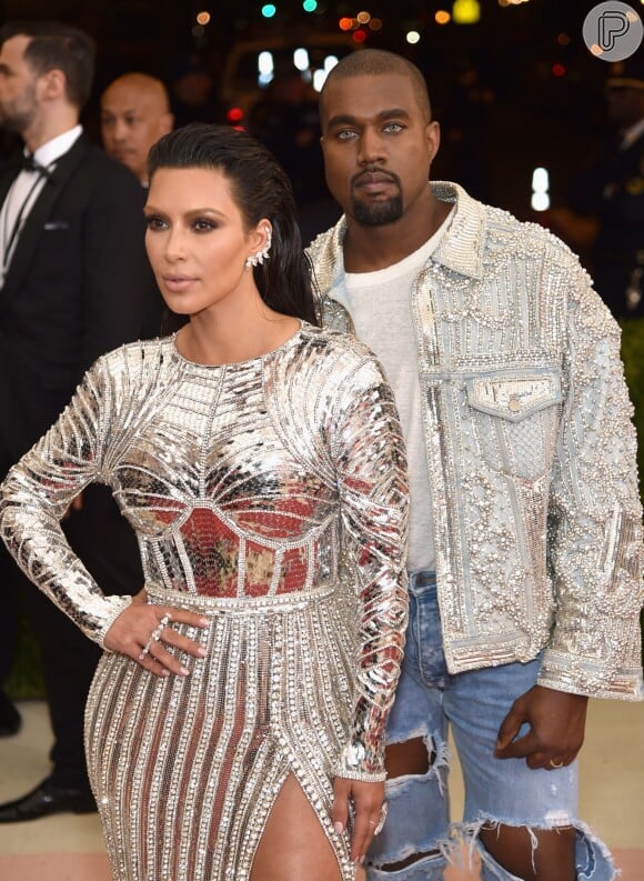 Usando lentes de contato na cor verde, Kanye West, marido de Kim Kardashian, chamou a atenção no Met Gala, em Nova York, nesta segunda-feira, 2 de maio de 2016