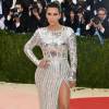 Kim Kardashian investiu em vestido metalizado e chamou atenção pela fenda profunda no look