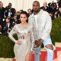 Kim Kardashian usa look com fenda e Kanye West vai de lentes e jeans ao MET