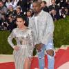 Kim Kardashian usou um vestido metalizado e Kanye West apostou em um jeans destroyed