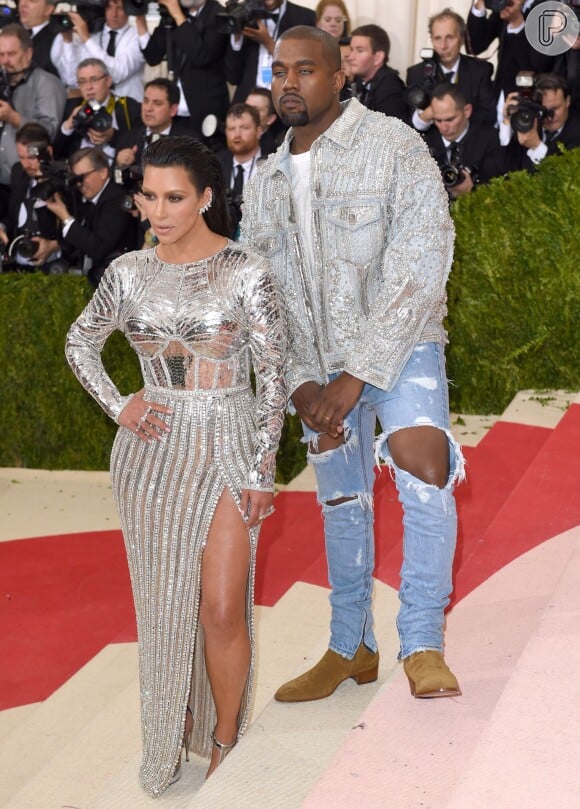 Kim Kardashian usou um vestido metalizado e Kanye West apostou em um jeans destroyed