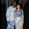 Kim Kardashian usou fenda profunda, e Kanye West foi de jeans no baile de gala do MET 2016