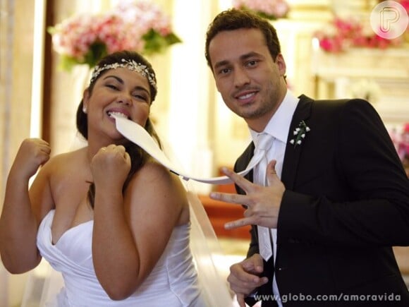 Perséfone, personagem de Fabiana Karla, comemorou o casamento com o fisioterapeuta Daniel, interpretado por Rodrigo Andrade