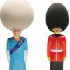 Um modelo imitando a rainha da Inglaterra e um soldado inglês também estão à venda