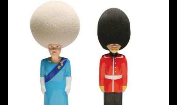 Um modelo imitando a rainha da Inglaterra e um soldado inglês também estão à venda