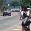 Bruna Marquezine anda de bicicleta durante filmagens do longa 'Rio-Santos', gravado em diferentes cidades do litoral paulista