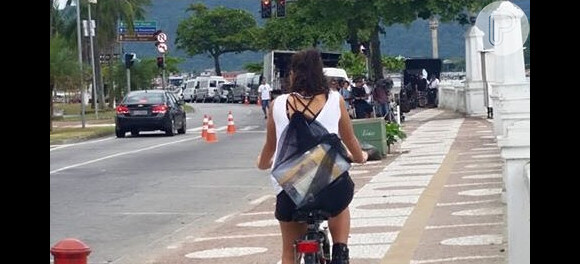 Bruna Marquezine anda de bicicleta durante filmagens do longa 'Rio-Santos', gravado em diferentes cidades do litoral paulista