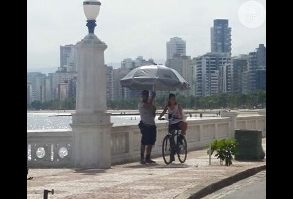Bruna Marquezine pedala nas gravações do longa 'Rio-Santos', gravado em diferentes cidades do litoral paulista