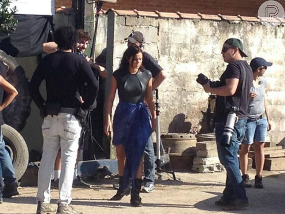 Bruna Marquezine vira 'fotógrafa' nos bastidores do longa 'Rio-Santos', filmado em diferentes cidades do litoral paulista