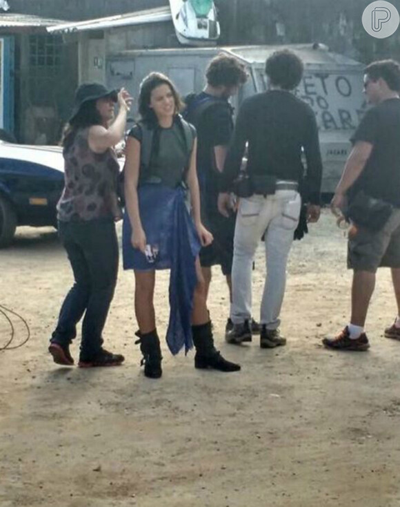 Bruna Marquezine vira 'fotógrafa' nos bastidores do longa 'Rio-Santos', filmado em diferentes cidades do litoral paulista