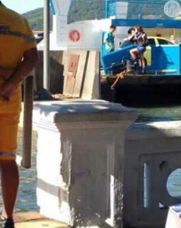 Bruna Marquezine vira 'fotógrafa' nos bastidores do longa 'Rio-Santos', filmado em diferentes cidades do litoral paulista