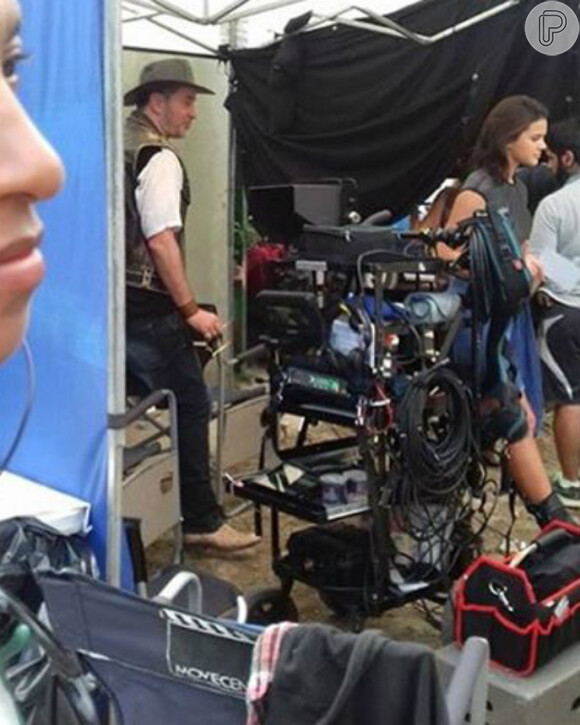 Bruna Marquezine vira 'fotógrafa' nos bastidores do longa 'Rio-Santos', filmado em diferentes cidades do litoral paulista