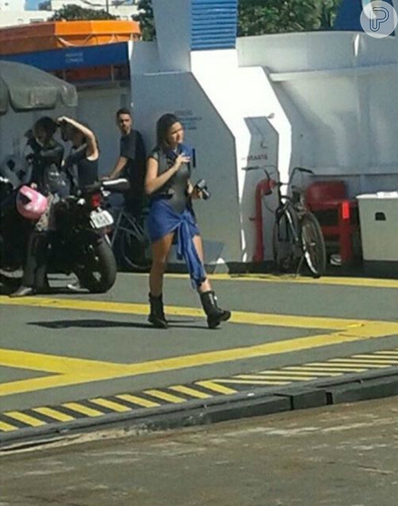 Bruna Marquezine vira 'fotógrafa' nos bastidores do longa 'Rio-Santos', filmado em diferentes cidades do litoral paulista