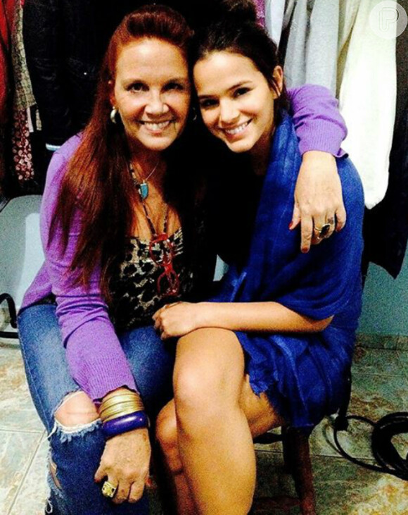 Bruna Marquezine vira 'fotógrafa' nos bastidores do longa 'Rio-Santos', filmado em diferentes cidades do litoral paulista