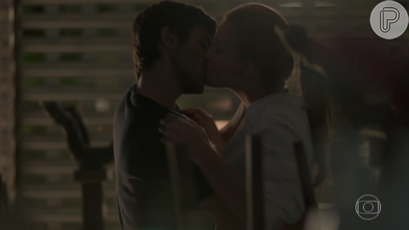 Eliza (Marina Ruy Barbosa) e Jonatas (Felipe Simas) se beijaram depois de limparem o Flor do Lácio