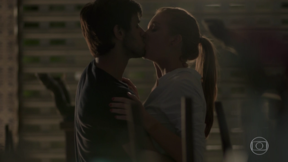 Eliza e Jonatas se beijam em 'Totalmente Demais' e agitam web: 'Se casem'