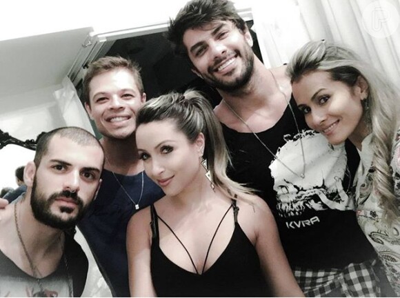 O ex-BBB Renan posa para foto na companhia de Cinthia e amigos