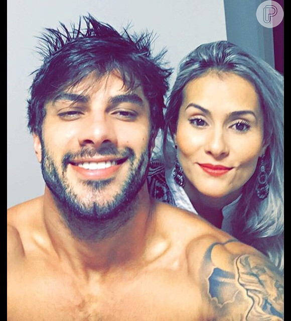 O ex-BBB Renan Oliveira e a namorada, Cinthia Mayumi, estão morando juntos